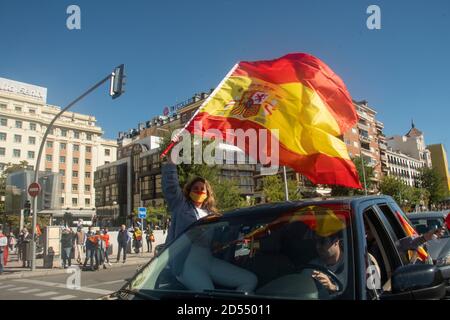 Madrid, Spagna. 12 Ott 2020. Mega-dimostrazione in auto chiamata dal partito di estrema destra Vox, per commemorare la Giornata ispanica a Madrid. (Foto di Alberto Sibaja/Pacific Press) Credit: Pacific Press Media Production Corp./Alamy Live News Foto Stock