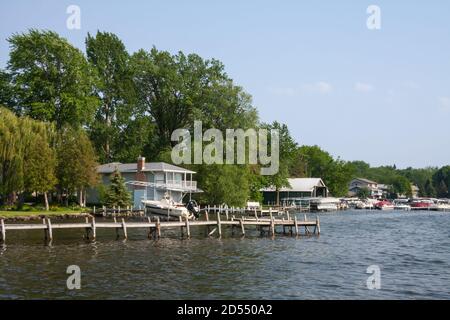 Green Lake, Wisconsin, USA 3 giugno 2011: Città storica di Green Lake Wisconsin con case e barche vista sul lago. Foto Stock