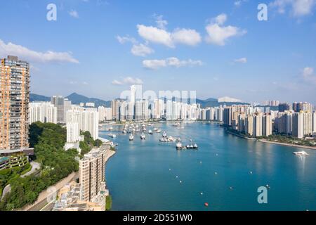 Vista aerea su Tsuen WAN, situata nella parte nord di Hong Kong con il ponte Ting Kau Foto Stock