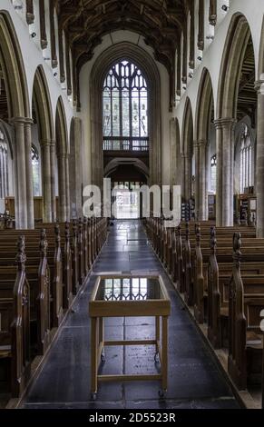 SWAFFHAM, REGNO UNITO - 06 agosto 2019: Una vista lungo la navata centrale nella chiesa di San Pietro e San Paolo a Swaffham, Norfolk Foto Stock