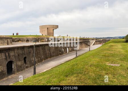 Gijon, Spagna. L'Elogio del horizonte (complimento all'orizzonte), un monumento dello scultore spagnolo Eduardo Chilida sulla collina Cerro de Santa Catalina Foto Stock