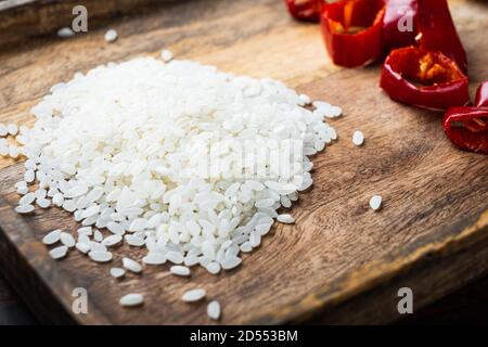 Maturare riso intero in ciotola di legno su vecchio legno scuro tabella Foto Stock