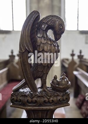 SWAFFHAM, REGNO UNITO - 06 agosto 2019: Una scultura in legno di uccello alla fine delle palle nella Chiesa di San Pietro e San Paolo a Swaffham, Norfolk. Foto Stock