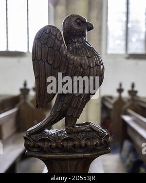 SWAFFHAM, REGNO UNITO - 06 agosto 2019: Una scultura in legno di uccello alla fine delle palle nella Chiesa di San Pietro e San Paolo a Swaffham, Norfolk. Foto Stock