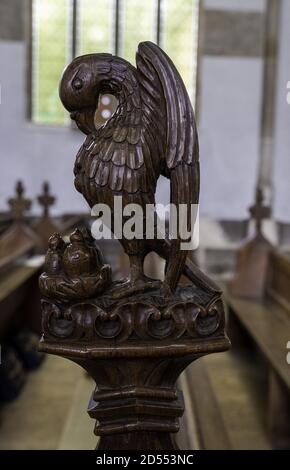 SWAFFHAM, REGNO UNITO - 06 agosto 2019: Una scultura in legno di uccello alla fine delle palle nella Chiesa di San Pietro e San Paolo a Swaffham, Norfolk. Foto Stock