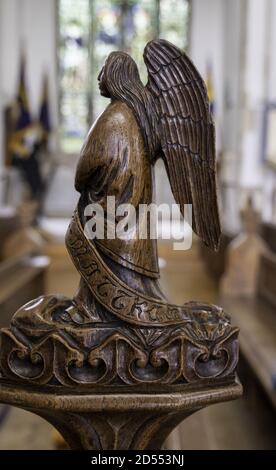 SWAFFHAM, REGNO UNITO - 06 agosto 2019: Un angelo con scultura in legno nella Chiesa di San Pietro e San Paolo a Swaffham, Norfolk Foto Stock