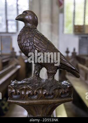 SWAFFHAM, REGNO UNITO - 06 agosto 2019: Una scultura in legno di uccello alla fine delle palle nella Chiesa di San Pietro e San Paolo a Swaffham, Norfolk. Foto Stock