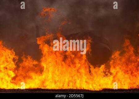 Un simulatore di addestramento del fuoco dell'aeromobile è ingolfato in fiamme al centro di addestramento del soccorso e della lotta contro il fuoco dell'aeromobile, aeroporto internazionale di Philadelphia, Pa., 15 settembre 2020. I vigili del fuoco con il 177th Civil Engineer Squadron, New Jersey Air National Guard, situato presso la Atlantic City Air National Guard base, effettuano due volte l'anno un addestramento al fuoco. L'impianto all'avanguardia è dotato di un simulatore, che consente l'allenamento interno ed esterno e comprende una moltitudine di diversi scenari di incendio, e un mock-up di aeromobili all'interno di una fossa alimentata a propano. (New Jersey National Guard tel Foto Stock
