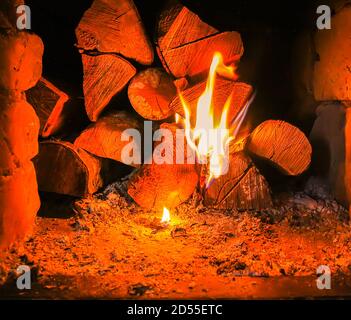 Fiamma calda e legna da ardere in stufa vecchia nel villaggio. Foto Stock