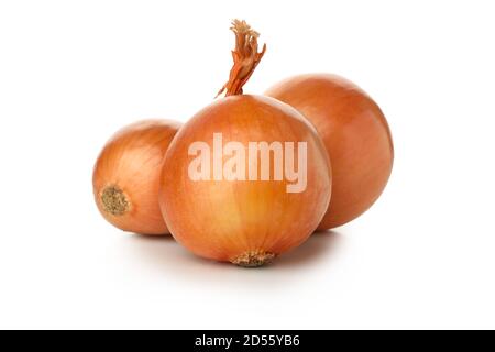 Mazzetto di cipolla grezza isolato su fondo bianco Foto Stock
