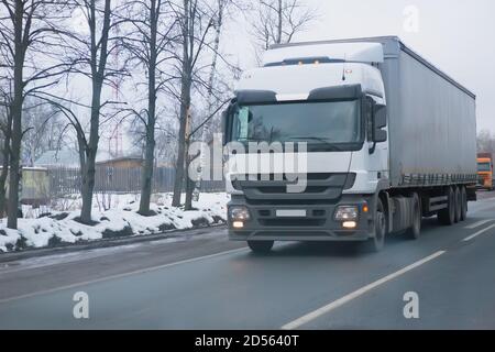 i camion vanno in autostrada in inverno Foto Stock