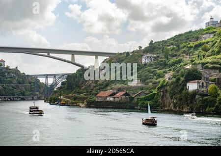 Ponte do Infante a Porto Portogallo. Vecchie case storiche su una collina Foto Stock