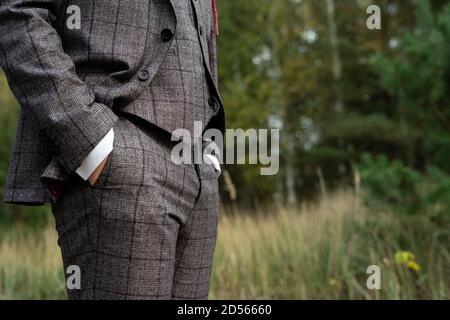 primo piano delle mani nelle tasche dei pantaloni, uomo elegante. Foto Stock