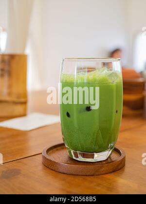 Tè Matcha con ghiaccio da vicino al caffè Foto Stock