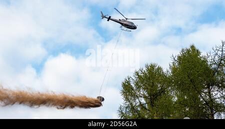 Siedenholz, Germania. 12 Ott 2020. Un elicottero viene utilizzato per diffondere la calce di magnesio su un'area forestale. La calce è destinata a tamponare l'acidificazione del terreno. Credit: Philippe Schulze/dpa/Alamy Live News Foto Stock
