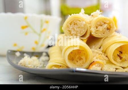 Primo piano di Maida DOSA con ripieno di cocco grattugiato zuccherato - Piatto dolce Kerala Foto Stock