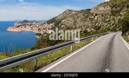 Una strada ripida e tortuosa sulla collina conduce alla città vecchia di Dubrovnik, nel sud della Croazia. Foto Stock