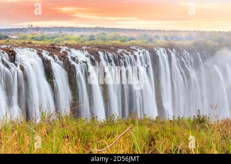 Victoria Falls, una cascata nell'Africa meridionale sul fiume Zambesi al confine tra Zambia e Zimbabwe. Acqua lattea Foto Stock