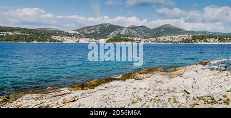 Un panorama multi immagine della città di Hvar catturata da una delle rocciose isole Pakleni in Croazia. Foto Stock