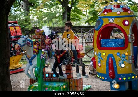 terni, italia 13 2020 ottobre: bambini al parco sulle giostre Foto Stock