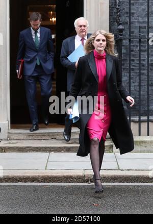 Il consigliere del governo britannico Cleo Watson lascia 10 Downing Street London, prima di una riunione del gabinetto presso il Foreign and Commonwealth Office. Foto Stock