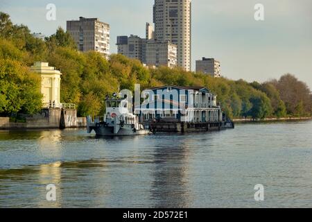 Mosca, Russia - 24 settembre 2020: Rimorchiatore di carico sul fiume Mosca. Una casa trainata sul fiume. Foto Stock