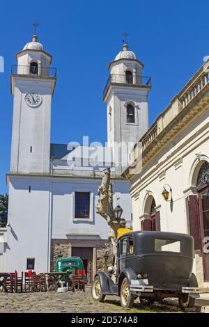 Auto obsoleti, di fronte alla chiesa di Colonia del Sacramento, Uruguay. Si tratta di una delle più antiche città in Uruguay. Patrimonio mondiale dall UNESCO nel 1995. Foto Stock