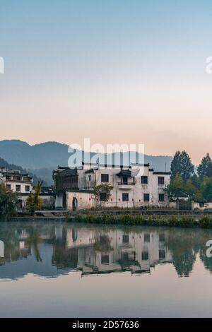 Sunrise vista delle architetture nel villaggio di Xidi, uno storico villaggio cinese nella provincia di Anhui, Cina. Foto Stock