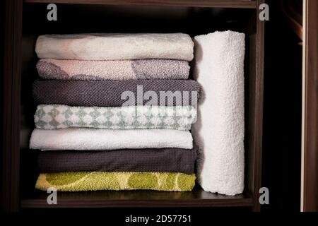 Gli asciugamani da bagno Terry sono sul ripiano. Organizzazione dello storage a casa. Foto Stock