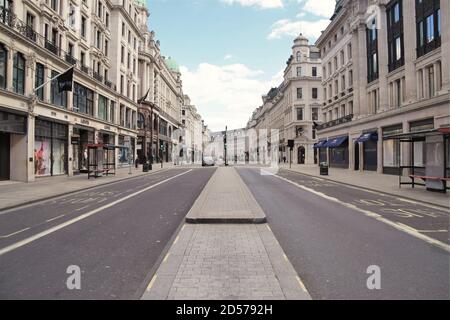 Empty Regent Street durante il blocco 2020. Il centro di Londra, di solito animato, assomigliava a una città fantasma poiché i negozi e le aziende erano chiusi durante la pandemia del coronavirus. Foto Stock