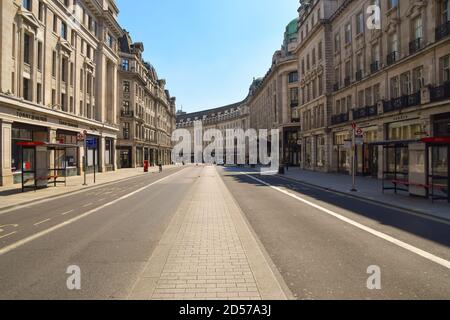 Empty Regent Street durante il blocco 2020. Il centro di Londra, di solito animato, assomigliava a una città fantasma poiché i negozi e le aziende erano chiusi durante la pandemia del coronavirus. Foto Stock