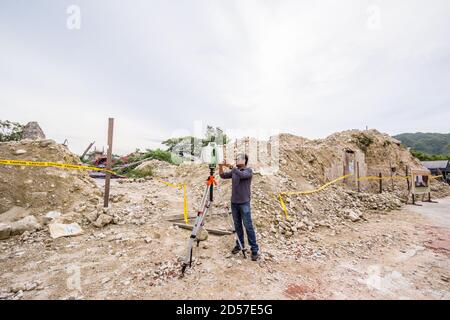 Uno scanner Leica 3D effettua indagini sulle rovine di una chiesa appiattito da un terremoto Foto Stock