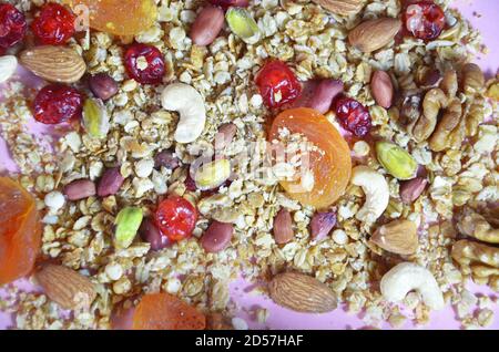 Sfondo, consistenza di cereali, cereali, muesli, frutta secca, bacche,. Barrette di muesli senza glutine fatte in casa e frutta secca mista, semi e frutta secca. Copia Foto Stock
