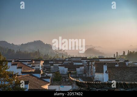 Sunrise vista delle architetture nel villaggio di Xidi, uno storico villaggio cinese nella provincia di Anhui, Cina. Foto Stock