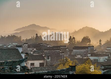Sunrise vista delle architetture nel villaggio di Xidi, uno storico villaggio cinese nella provincia di Anhui, Cina. Foto Stock