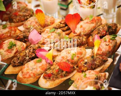 Assortimento di antipasti natalizi sul piatto, fuoco selettivo. Buffet festivo Foto Stock