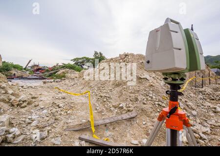 Uno scanner Leica 3D effettua indagini sulle rovine di una chiesa appiattito da un terremoto Foto Stock