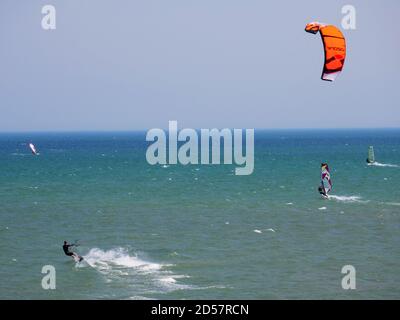 Kitesurf vicino alla spiaggia di Pagham, West Sussex. Foto Stock