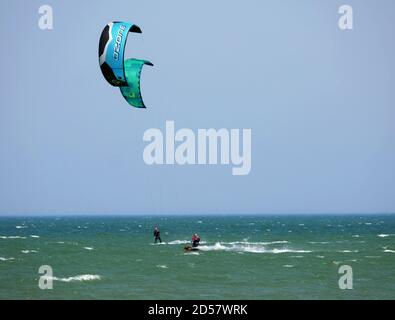 Kitesurf vicino alla spiaggia di Pagham, West Sussex. Foto Stock