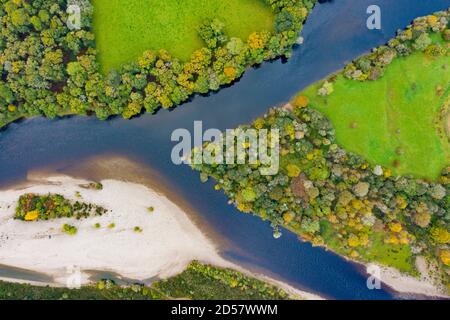 Ballinluig, Scozia, Regno Unito. 13 ottobre 2020. Vista autunnale della confluenza del fiume Tay e del fiume Tummel a Ballinluig. Il fiume Tay (TOP) e il fiume Tummel sono due dei principali fiumi di salmone della Scozia. Iain Masterton/Alamy Live News Foto Stock