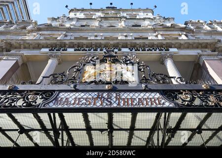 Londra, Regno Unito. - 11 Ott 2020: Il baldacchino e lo stemma reale di fronte al suo Majestys Theatre di Haymarket. L'edificio attuale, costruito per Herber Foto Stock