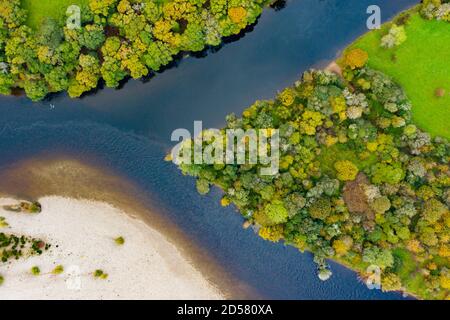 Ballinluig, Scozia, Regno Unito. 13 ottobre 2020. Vista autunnale della confluenza del fiume Tay e del fiume Tummel a Ballinluig. Il fiume Tay (TOP) e il fiume Tummel sono due dei principali fiumi di salmone della Scozia. Iain Masterton/Alamy Live News Foto Stock