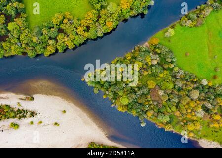 Ballinluig, Scozia, Regno Unito. 13 ottobre 2020. Vista autunnale della confluenza del fiume Tay e del fiume Tummel a Ballinluig. Il fiume Tay (TOP) e il fiume Tummel sono due dei principali fiumi di salmone della Scozia. Iain Masterton/Alamy Live News Foto Stock