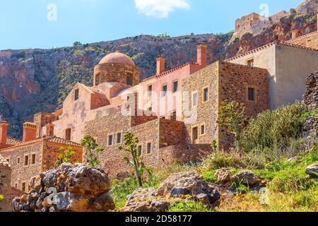 Monemvasia vista strada con vecchie case nella città medievale, Peloponneso, Grecia Foto Stock