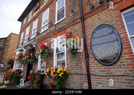 Londra, Regno Unito. - 17 settembre 2020: The George and Devonshire pub a Chiswick. Il pub Fuller's, classificato Grade II, si trova accanto alla birreria. Un pub sul s. Foto Stock