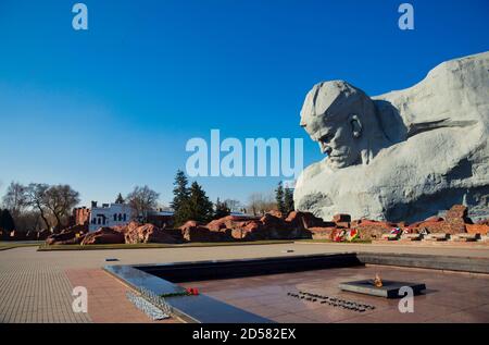 BREST, BIELORUSSIA - 24 MARZO 2016: Il fuoco eterno e il monumento principale Bravy in War Memorial Complex 'Brest Hero-Fortress' Foto Stock