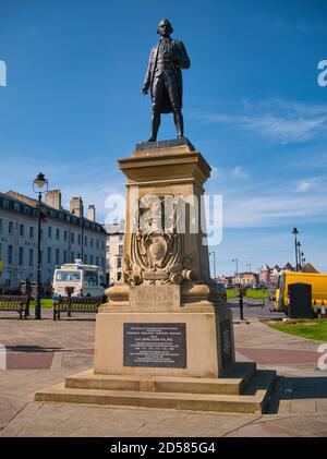 Statua in bronzo del Capitano James Cook a Whitby, North Yorkshire, UK - scolpita da John Tweed, donata alla città dal Hon Sir Gervase Becket Foto Stock