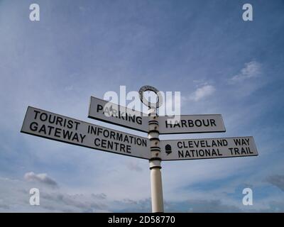 Un vecchio cartello North Riding County Council a Staithes, Yorkshire, Regno Unito Foto Stock