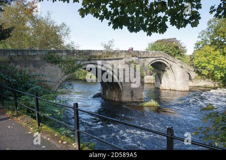 Il Ponte Vecchio sul fiume Wharfe a Ilkley, West Yorkshire Foto Stock