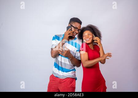 felici i giovani africani che effettuano telefonate Foto Stock